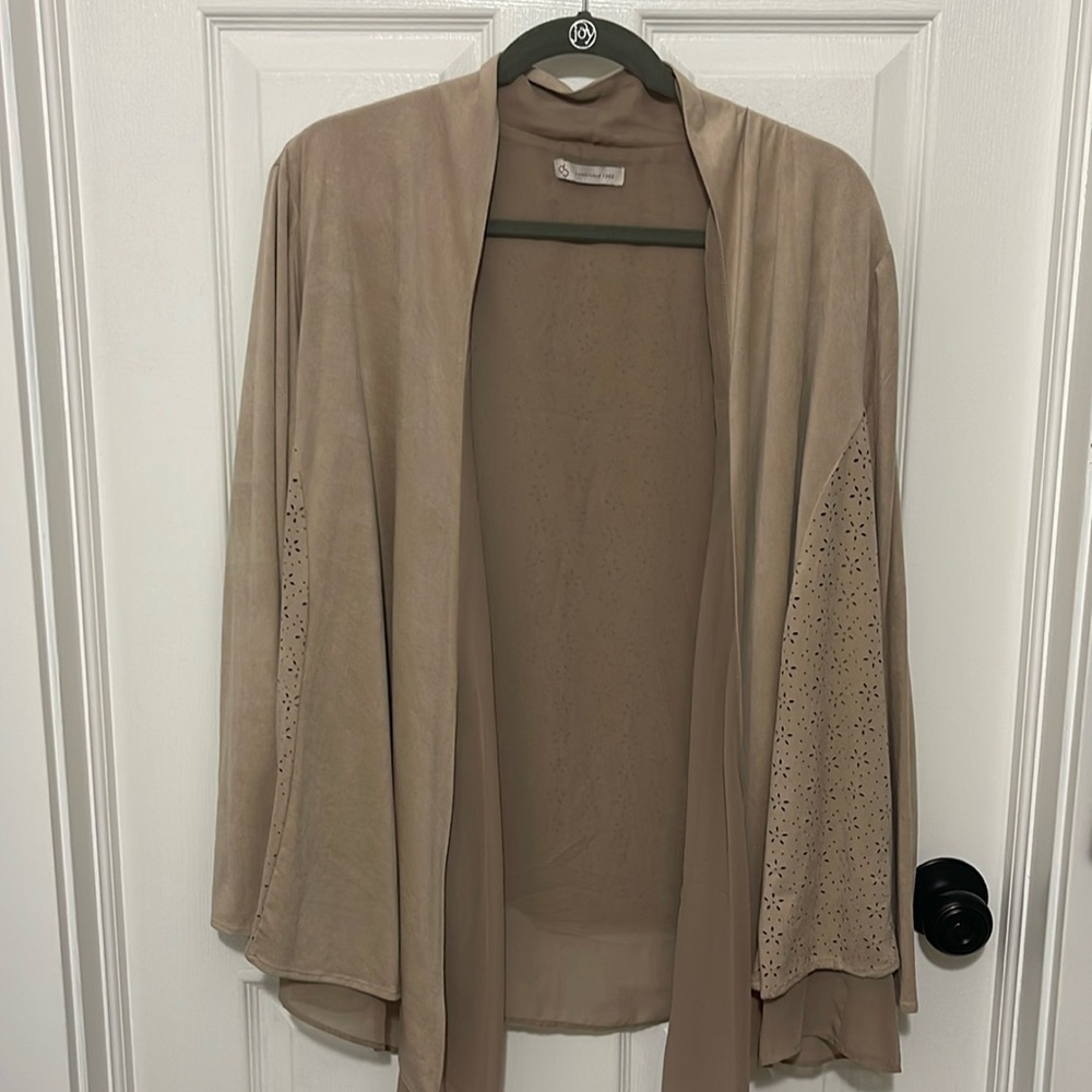 Neutral taupe flowy soft topper!